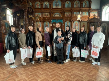 В Лебяжье участницам танцевального коллектива вручили подарки от Курганской епархии