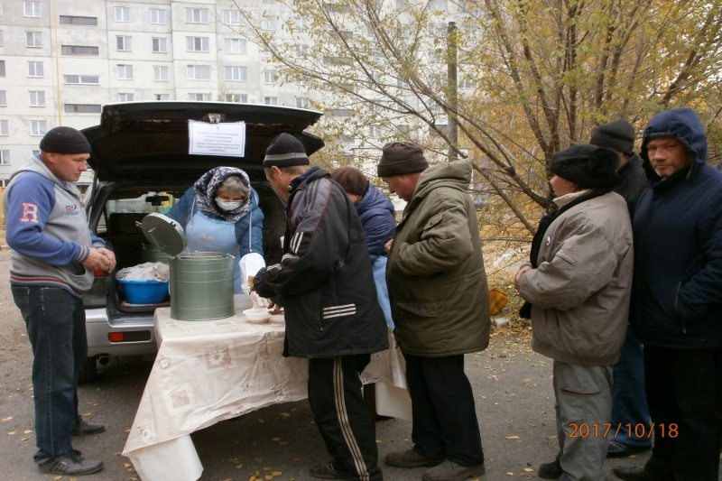 Кормление бездомных выездным экипажем милосердия благовещенского храма