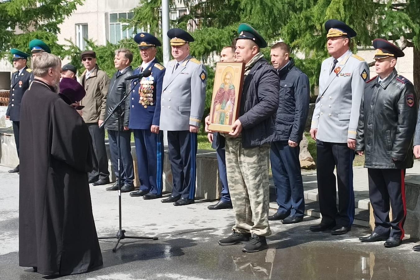 Курганский священник принял участие в митинге в честь Дня пограничника