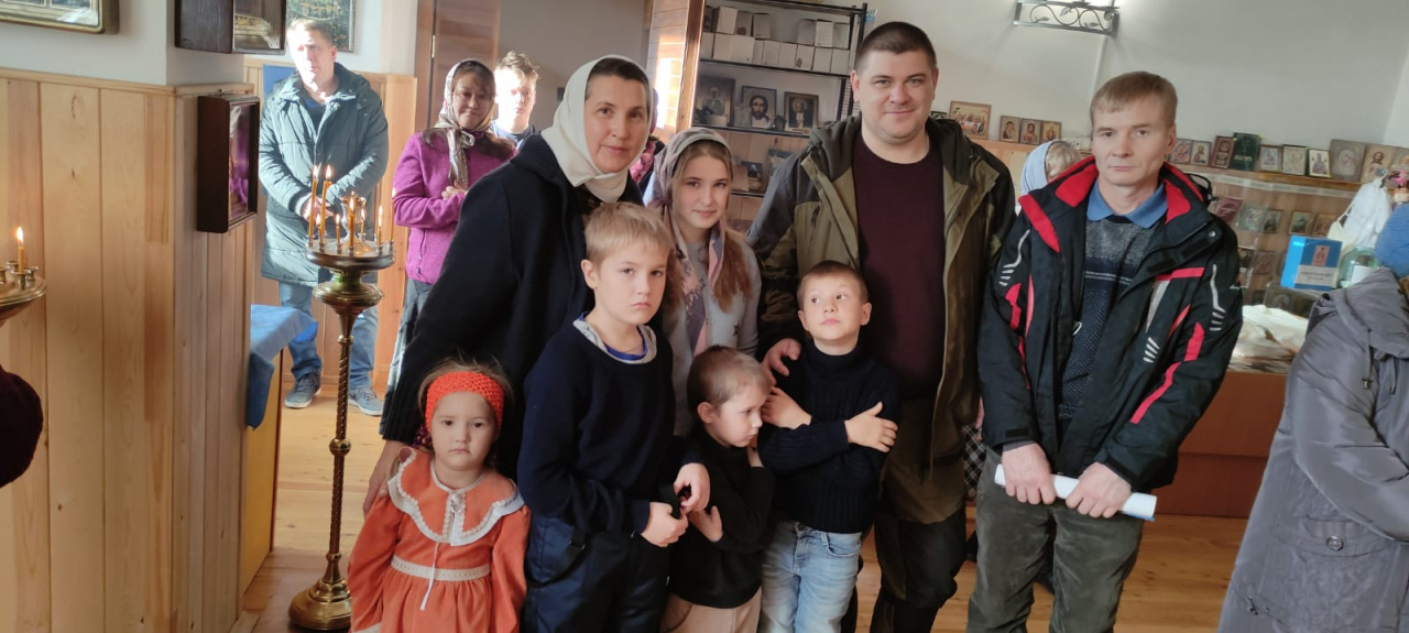 С автором напитков Полетаевым и его семьёй в храме в Раково.jpg