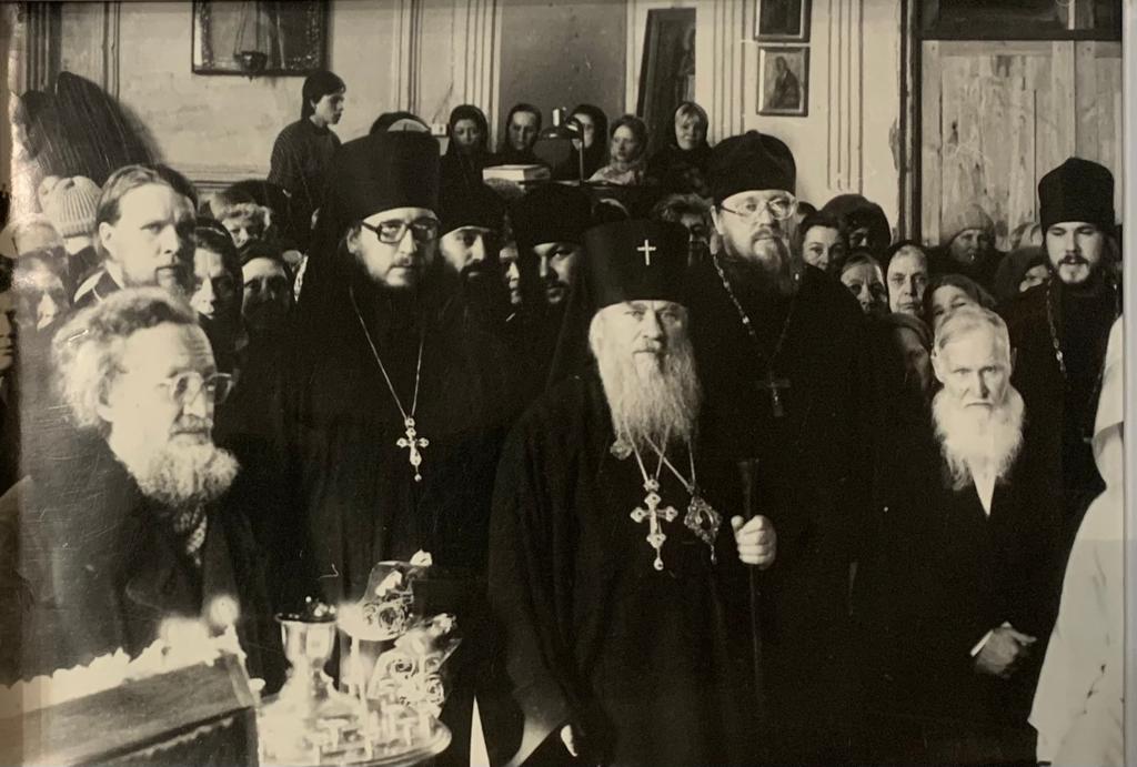 1. 14 марта 1993 года первая служба Владыки Михаила в соборе его представил архиепископ Мелхиседек..jpg