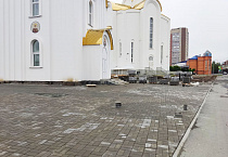 В Кургане возле Троицкого собора продолжается  укладка брусчатки