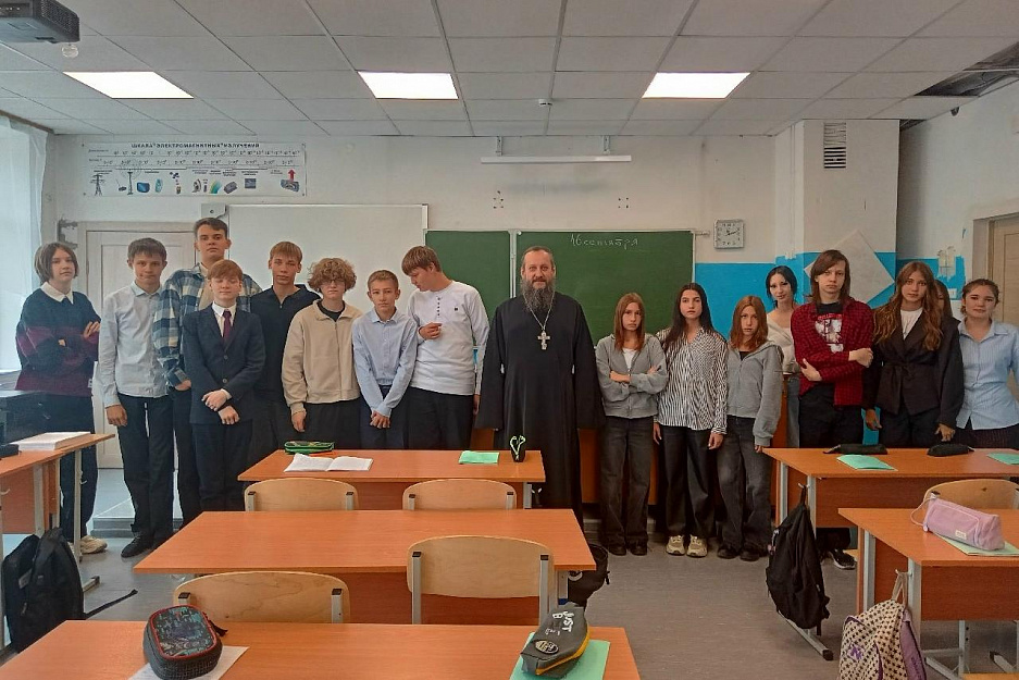 Священник провёл уроки семьеведения в курганской школе