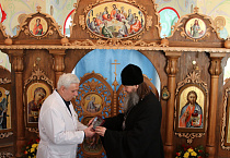 Митрополит Даниил наградил главврача Курганского онкодиспансера епархиальной медалью