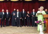 Курганские зрители услышали истории из монастырской жизни на концерте «Несвятые святые»