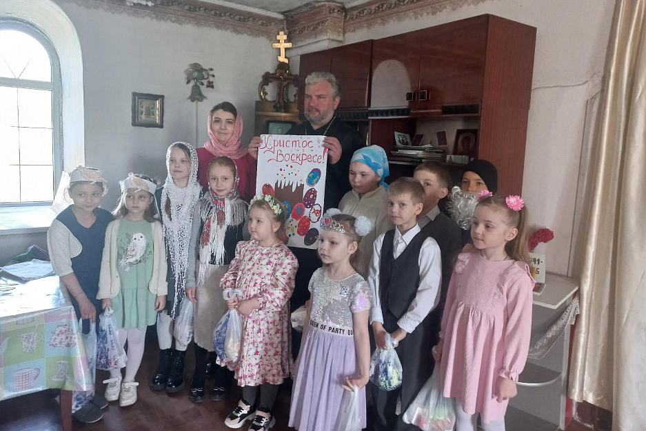 В старинном зауральском храме прошёл детский пасхальный утренник