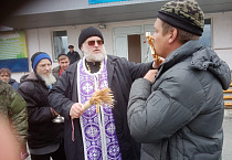 В Кургане священник благословил  мобилизованных зауральцев