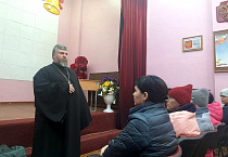 Курганский священник  в школе № 23 посетил родительское собрание