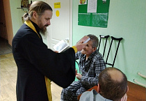 Священник и сёстры милосердия поздравили подопечных социальных учреждений с Рождеством