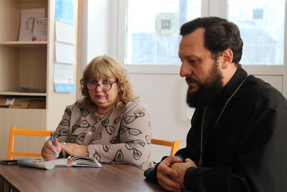 В посёлке Лебяжье священник участвовал в работе методического объединения учителей
