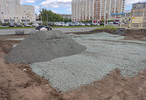 В Кургане возле Троицкого собора началась укладка брусчатки