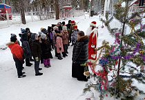 В гарнизонном храме Кургана дети помолились за воинов и получили Рождественские подарки