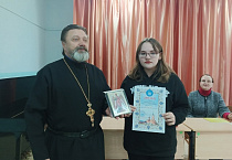 В Петухово священник наградил юных художников