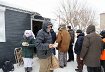 В курганском «Сквере милосердия» 7 января нуждающиеся получили рождественский обед и подарки