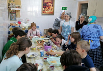 Участники курганского проекта «Школа милосердия» каждое воскресение кормят детей горячими обедами