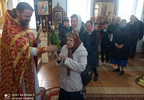 В курганском храме прихожанкам вручили  розы