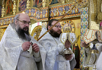 Митрополит Даниил после Литургии поздравил педагогов и учеников Александро-Невской школы
