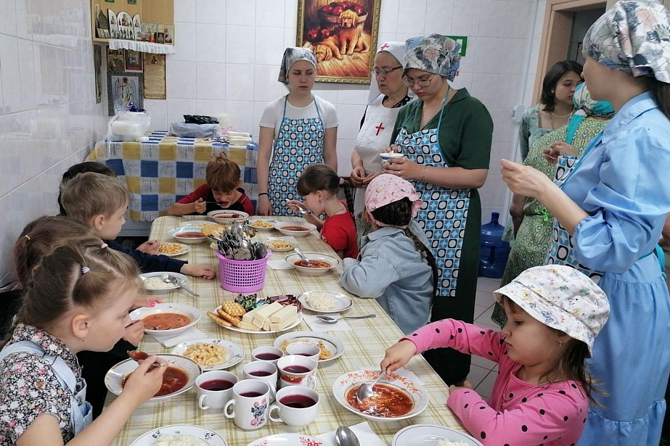 В Кургане члены проекта  «Школа милосердия» накормили участников игры «Зарница»
