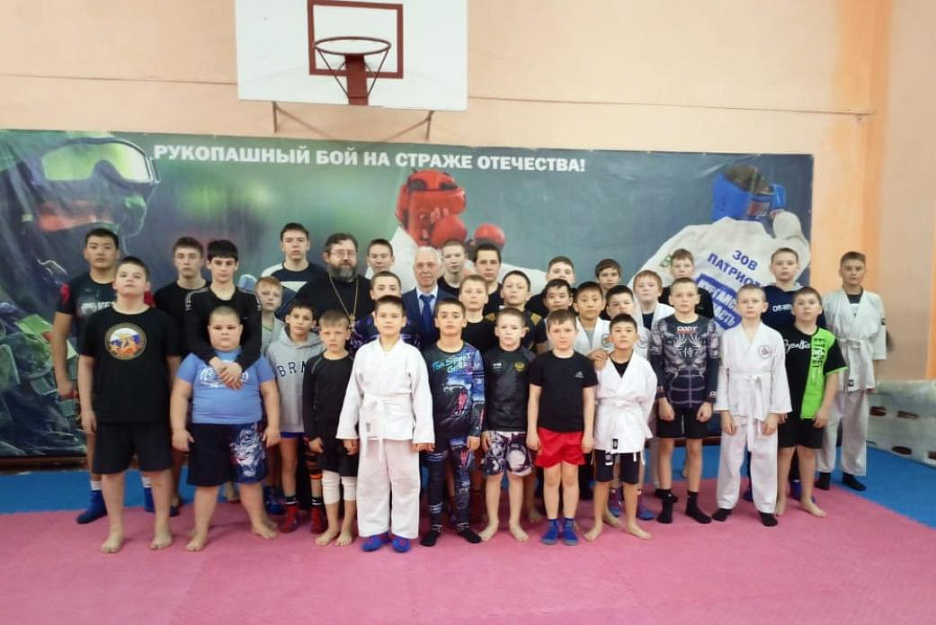 В Макушино священник выступил перед юными спортсменами
