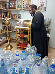 Курганский священник освятил воду в молебной комнате детской больницы