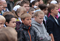 С молебна и поднятия флага начался День знаний в Курганской гимназии имени святого Александра Невского