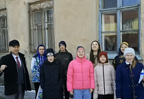Ученики курганской православной гимназии помогают сделать тротуары безопасными