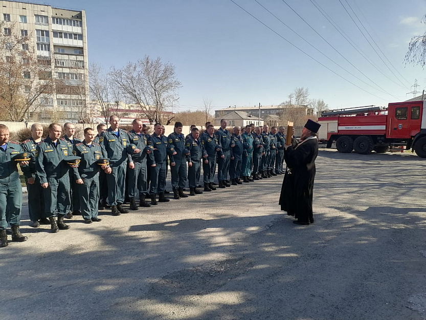 Протоиерей Владимир Дедов поздравил сотрудников пожарной охраны с профессиональным праздником
