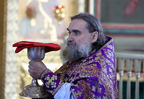 В Великий Четверг митрополит Даниил совершил Литургию в Александро-Невском соборе
