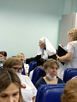 В Кургане сёстры милосердия поздравили младший медперсонал областной больницы