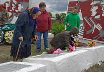 В День памяти и скорби настоятель гладковского храма возложил цветы к мемориалу погибшим