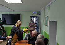 Священник и сёстры милосердия поздравили подопечных социальных учреждений с Рождеством