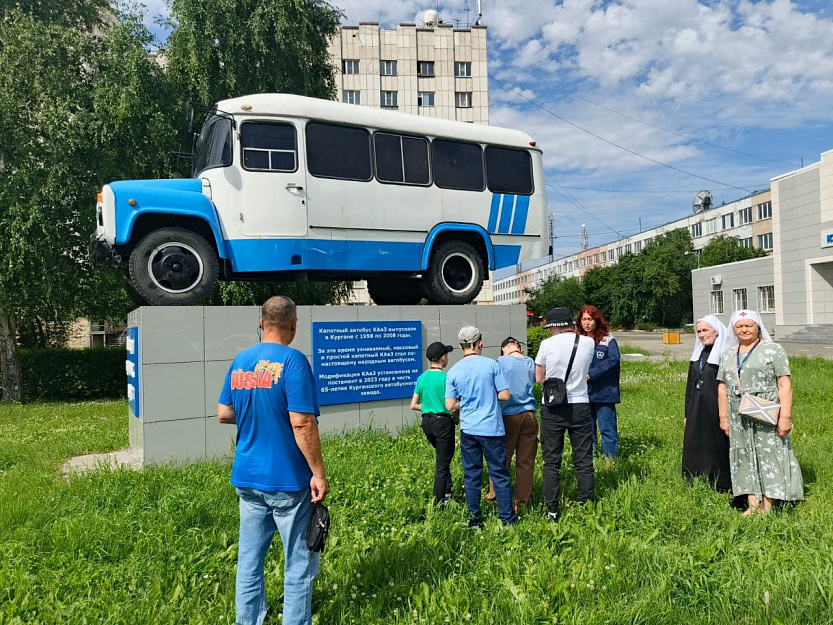 Сёстры милосердия курганского храма организовали для детей экскурсию на автобусный завод