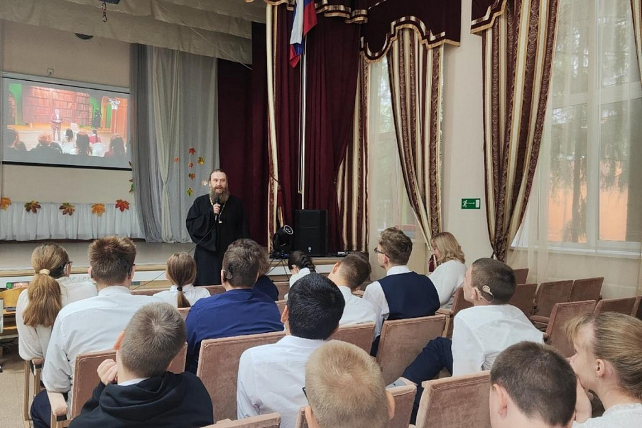 В Курганской школе прошла встреча со священником