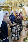 В Курганском храме на ночном рождественском богослужении прихожанам дарили мандарины