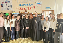 В Кургане клирик Рождественского храма провел в библиотеке беседу со старшеклассниками