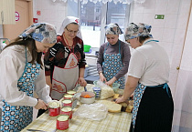 В Кургане участники проекта «Школа милосердия» сами готовят обед и пишут письма солдатам