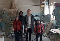 В «Папиной школе» при курганском храме наставники учат детей деревообработке, электронике и другим нужным делам