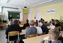 Петуховский настоятель посетил школы и Центр обслуживания населения