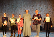 В городе Петухово священник наградил победителей двух пасхальных конкурсов