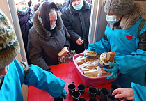В «Сквере милосердия» города кургана подопечные получили еду и варежки