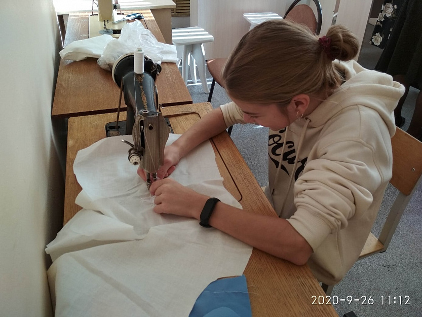 В швейной мастерской «Нить добра» азы шитья постигают мамы и дочки