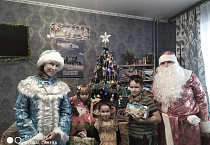 В Кургане православные Деды Морозы и Снегурочки порадовали детей подарками
