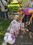 В «Сквере милосердия» бездомных кормили обедами и снабжали бутылками с водой