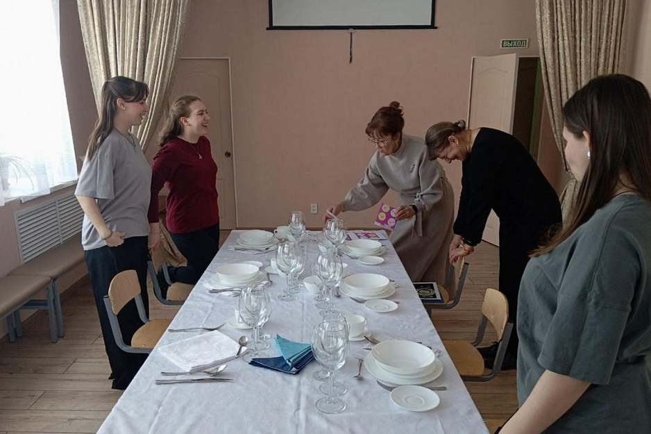 В воскресной школе курганского храма прошёл урок по столовому этикету