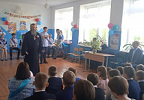 Настоятель Гладковского храма поздравил выпускников школы с Последним звонком