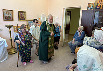 Священник Курганской епархии исповедовал и причастил проживающих в доме-интернате