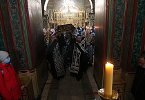 В канун Великой Субботы митрополит Даниил совершил утреню с чином погребения Плащаницы