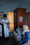Курганский священник  окропил святой водой проживающих в Лесниковском доме-интернате