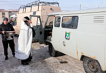 Зауральский священник освятил автомобили, подготовленные к отправке на СВО