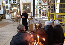 Настоятель Введенского храма вручил Евангелия слушателям воскресной школы